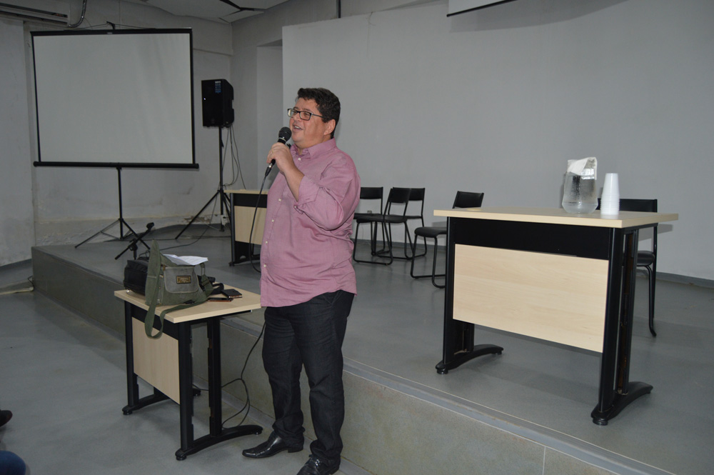 Professor José Carlos explica como será feita as eleições para diretor-geral Professor José Carlos explica como será feita as eleições para diretor-geral